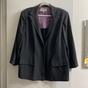 Nice gray women’s blazer. Never worn. Would compliment gray or black pants